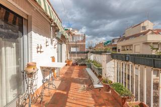 Attique  Calle mulhacén. Presentamos este maravilloso ático dúplex en zona alhamar, una d