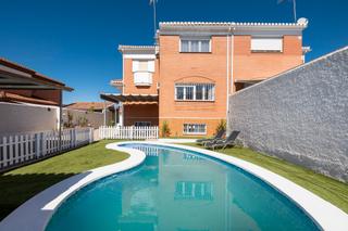 Casa aparellada  Calle mar liguria. Imagina un refugio encantador, un chalet que se erige como un su