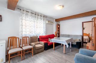 Appartement  Calle san luis. Presentamos un espectacular piso situado en la encantadora local