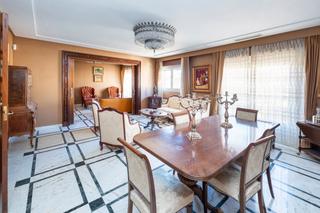 Appartement  Calle san antón. Ponemos a la venta en el centro de granada un gran piso con plaz