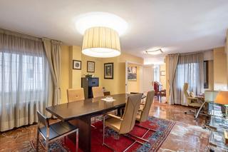 Appartement  Calle acera del darro. Seguro que lo reconoces. ponemos a la venta este emblemático pis