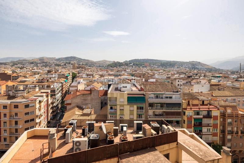 Foto bbb9d5b2-d9a1-482f-93fb-d2a1e8bd5c8c. Piso oportunidad unica en altura, planta duodecima, 194 metros cuadrados, zona muy consolidada y todo tipo de servicios, metro, bus, ba en Granada