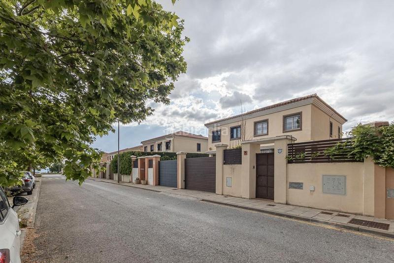 Foto a52bb033-c750-4fda-85e6-05405eb8ea33. Chalet te presentamos tu futuro hogar en uno de los residenciales más conocidos de toda la ciudad de granada. situada a menos de de 10 m en Albolote
