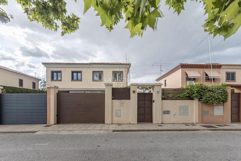 Foto dea69f14-e14c-4d44-b1ac-184fa692d748. Chalet te presentamos tu futuro hogar en uno de los residenciales más conocidos de toda la ciudad de granada. situada a menos de de 10 m en Albolote