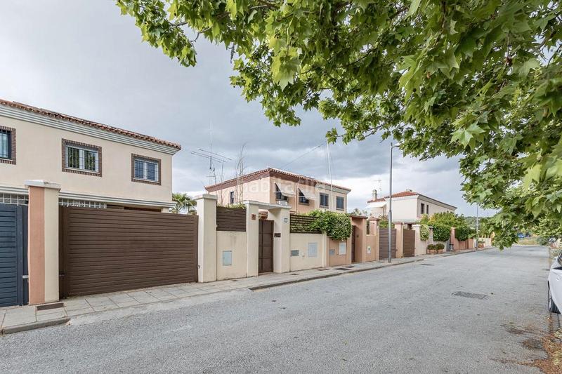 Foto fe2383a5-03bd-4a2f-b3b3-89de7adfca6a. Chalet te presentamos tu futuro hogar en uno de los residenciales más conocidos de toda la ciudad de granada. situada a menos de de 10 m en Albolote