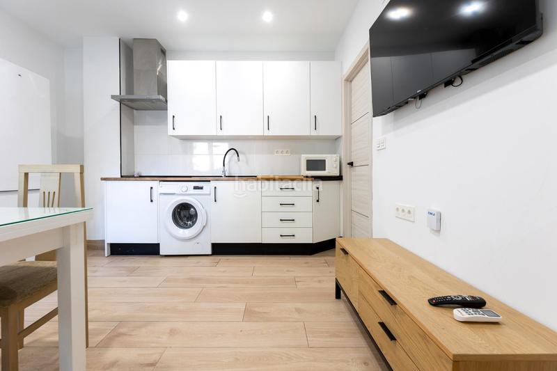 Foto df6d8b1b-095c-471a-b927-98e05c797e16. Apartamento presentamos este excepcional local reformado como vivienda en bajo totalmente reformado, ubicada en la chana junto a la avenida an en Granada