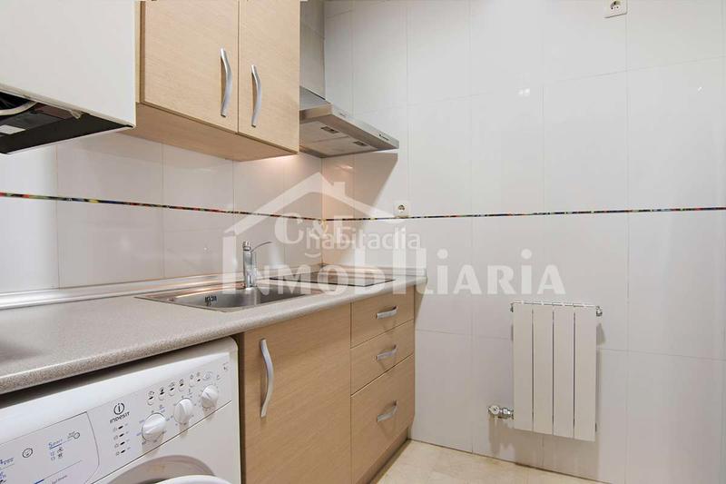Foto d4628b5d-fd8a-470d-98bf-cba81c99d67c. Alquiler piso disponibilidad inmediata piso de dos dormitorios en pleno centro , consta de baño completo, cocina equipada, segunda pla en Granada
