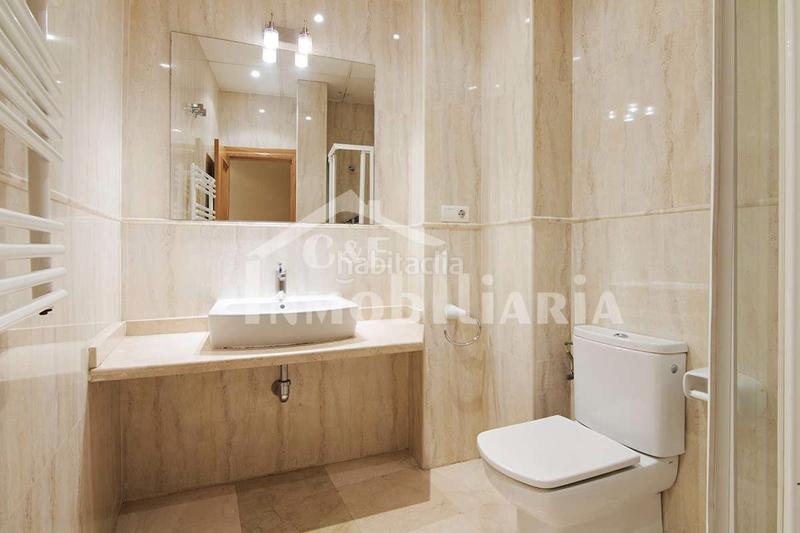 Foto f1aea47d-a713-4e6d-ad0c-1613c76f4c4c. Alquiler piso disponibilidad inmediata piso de dos dormitorios en pleno centro , consta de baño completo, cocina equipada, segunda pla en Granada