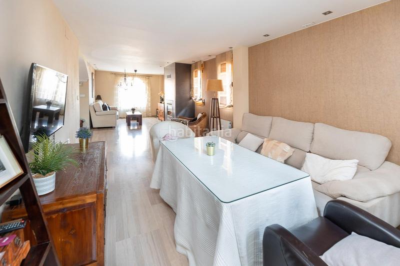 Foto b8d73a53-e30b-42b6-8daf-69fb6c336364. Casa pareada sale a la venta una fantastica vivienda unifamiliar pareada se trata de una vivienda con una parcela de 187 m2 y 225 m2 construid en Huétor Vega