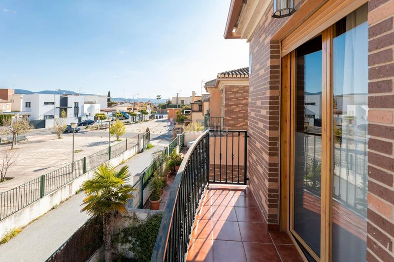 Foto c899029b-c48e-4208-b042-f7e4cec0bf24. Casa pareada sale a la venta una fantastica vivienda unifamiliar pareada se trata de una vivienda con una parcela de 187 m2 y 225 m2 construid en Huétor Vega