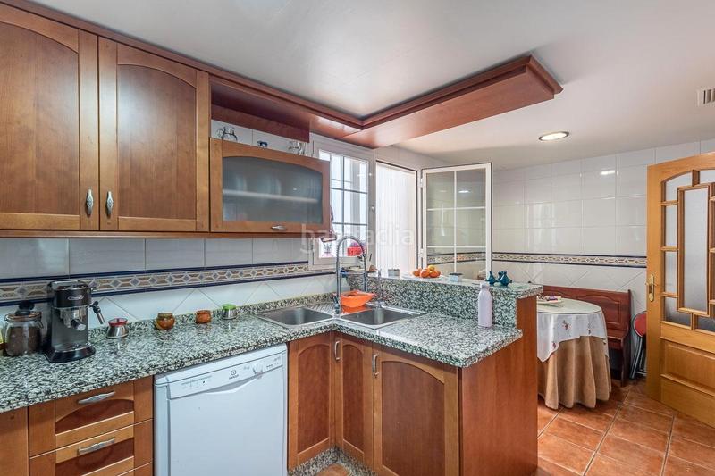Foto 5f8d16ef-be81-4190-8fcf-3b8fe76d3e78. Casa adosada ponemos a la venta una casa para entrar a vivir, junto a la plaza de los patos, zona céntrica, rodeada de todos los se en Peligros