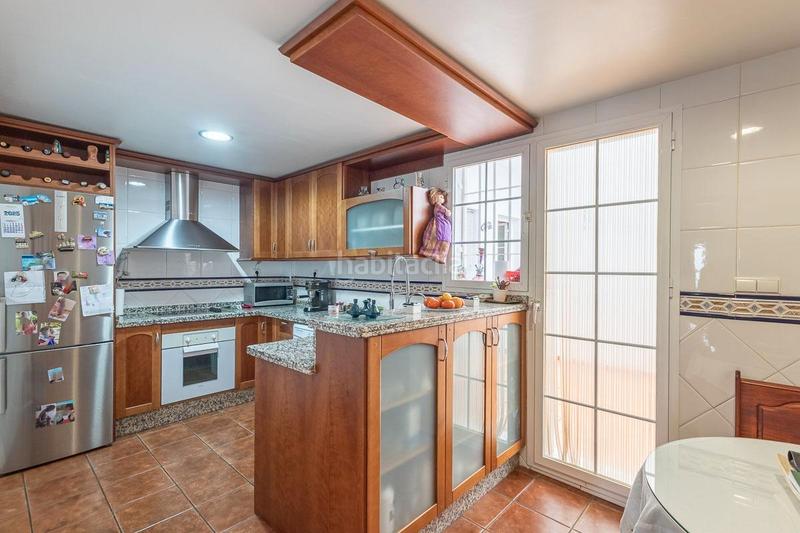 Foto 92c71e53-549c-4e07-98dc-49a8d8bd7756. Casa adosada ponemos a la venta una casa para entrar a vivir, junto a la plaza de los patos, zona céntrica, rodeada de todos los se en Peligros