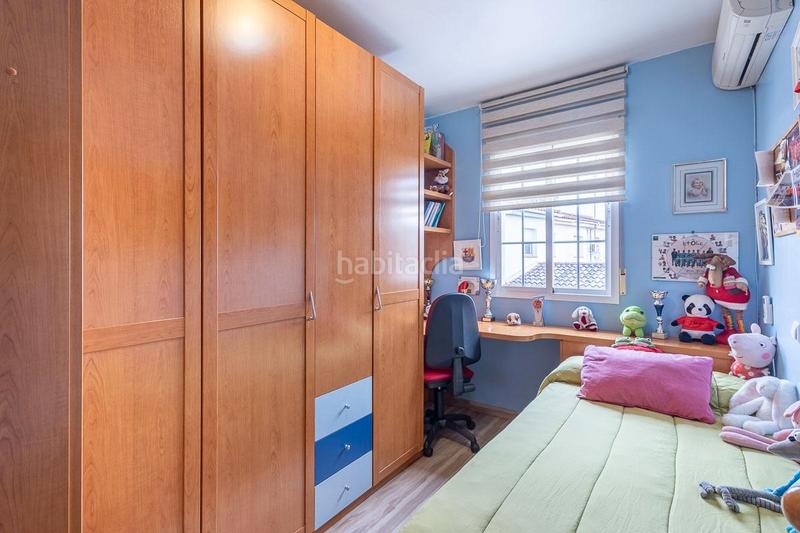 Foto aa9712ef-580b-4801-8960-0d7c6148b74e. Casa adosada ponemos a la venta una casa para entrar a vivir, junto a la plaza de los patos, zona céntrica, rodeada de todos los se en Peligros