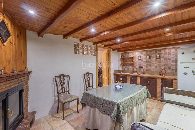 Foto ab588dbf-99b8-4adb-800d-4556cde29d55. Casa adosada ponemos a la venta una casa para entrar a vivir, junto a la plaza de los patos, zona céntrica, rodeada de todos los se en Peligros