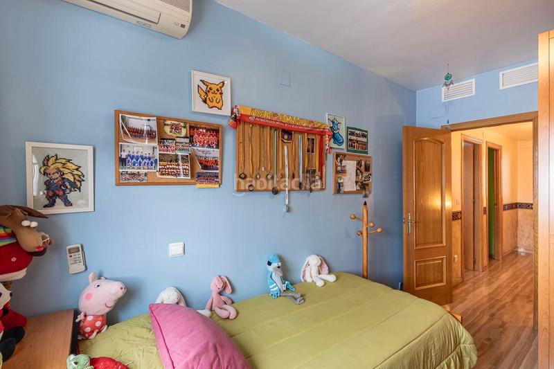 Foto ba728d4a-3187-4997-b228-2ea8abf89f83. Casa adosada ponemos a la venta una casa para entrar a vivir, junto a la plaza de los patos, zona céntrica, rodeada de todos los se en Peligros