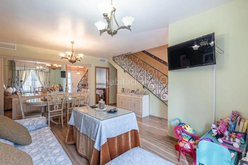 Foto c63bd826-ebd6-41cf-97fd-b251ae4379fe. Casa adosada ponemos a la venta una casa para entrar a vivir, junto a la plaza de los patos, zona céntrica, rodeada de todos los se en Peligros