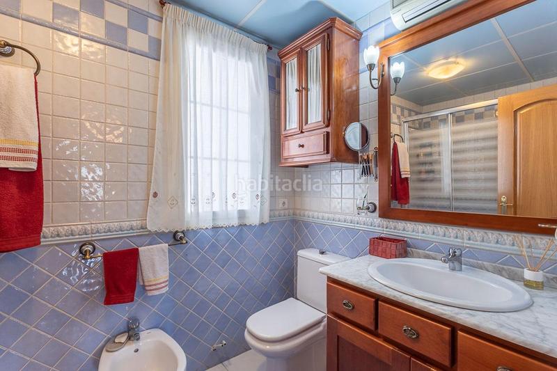 Foto e2795240-e526-4209-b290-ba4654e5a816. Casa adosada ponemos a la venta una casa para entrar a vivir, junto a la plaza de los patos, zona céntrica, rodeada de todos los se en Peligros