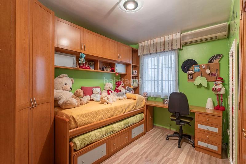 Foto e8976d67-33c7-4e73-abad-270672290a62. Casa adosada ponemos a la venta una casa para entrar a vivir, junto a la plaza de los patos, zona céntrica, rodeada de todos los se en Peligros