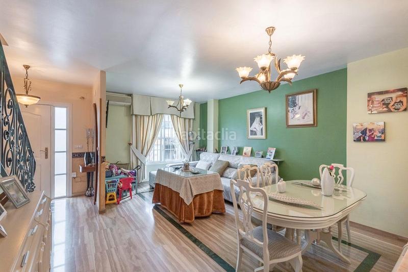 Foto efc33d1d-9b5e-459f-a64b-994785be5ed4. Casa adosada ponemos a la venta una casa para entrar a vivir, junto a la plaza de los patos, zona céntrica, rodeada de todos los se en Peligros