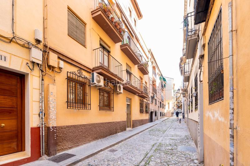 Foto 5f9be51a-65da-4620-80eb-4b274a24a78e. Piso vivienda en el corazón . calle casi peatonal, muy tranquila. completamente reformado con calidades altas. climatizadas t en Granada