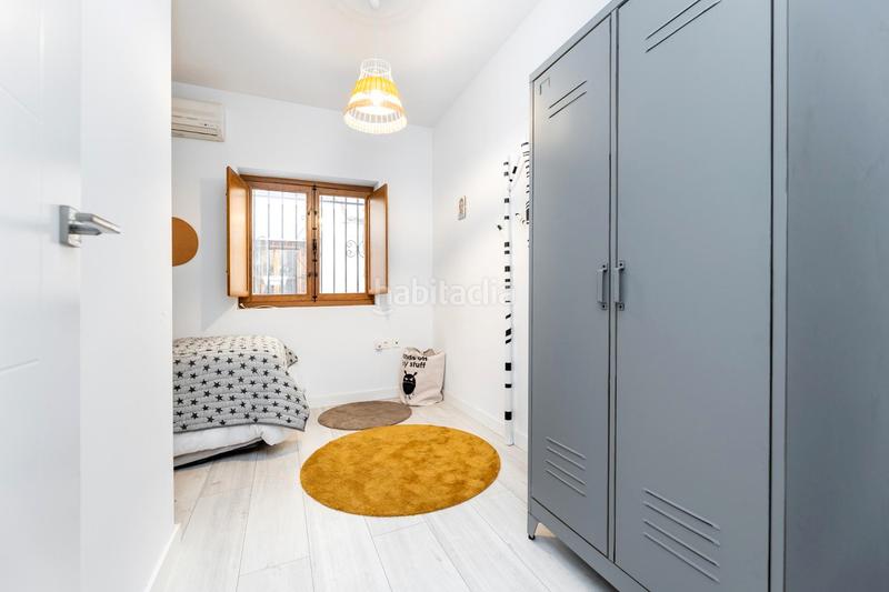Foto f5dfecc3-c666-4998-98cf-1641fb607843. Piso vivienda en el corazón . calle casi peatonal, muy tranquila. completamente reformado con calidades altas. climatizadas t en Granada