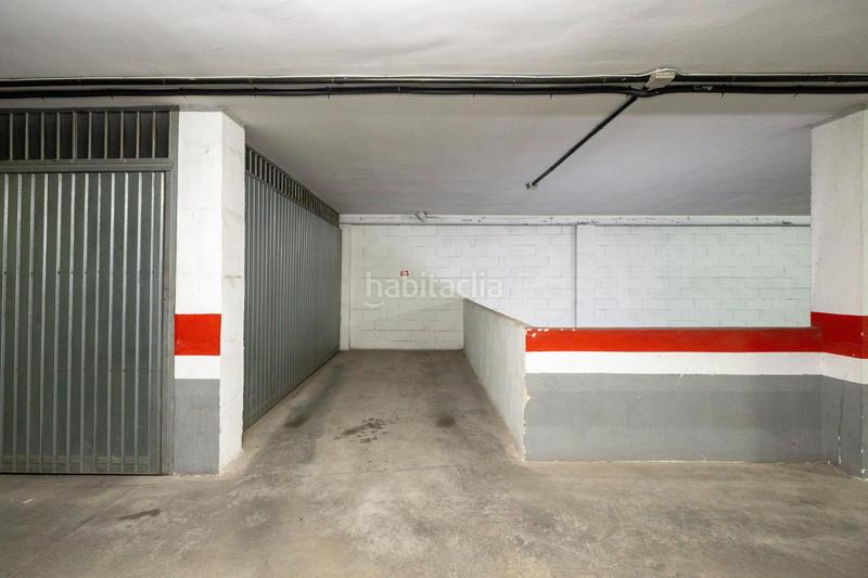 Foto 26f43f92-bddc-4b61-b6b2-7192500a6b0a. Parking coche en calle morena 1 comoda plaza de garaje en villarejo, junto camino de ronda, cerca de los juzgados y hospitales. junto parada de bus y metro. ademá en Granada