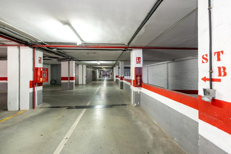 Foto 7c11efc7-7ebb-414d-83e0-f0f1acaf8317. Parking coche en calle morena 1 comoda plaza de garaje en villarejo, junto camino de ronda, cerca de los juzgados y hospitales. junto parada de bus y metro. ademá en Granada