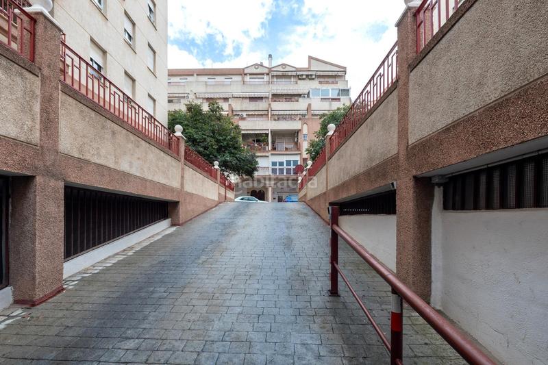 Foto d126769c-8d92-4f92-a862-bd55faedc23e. Parking coche en calle morena 1 comoda plaza de garaje en villarejo, junto camino de ronda, cerca de los juzgados y hospitales. junto parada de bus y metro. ademá en Granada