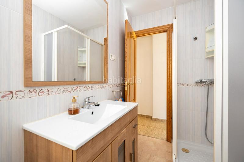 Foto 2223363a-7846-4724-bb6f-2859c2c996a1. Piso ¿le gustaría vivir en una piso con terraza junto al hospital de traumatología? ponemos a la venta este magnífico piso distribuido en Granada