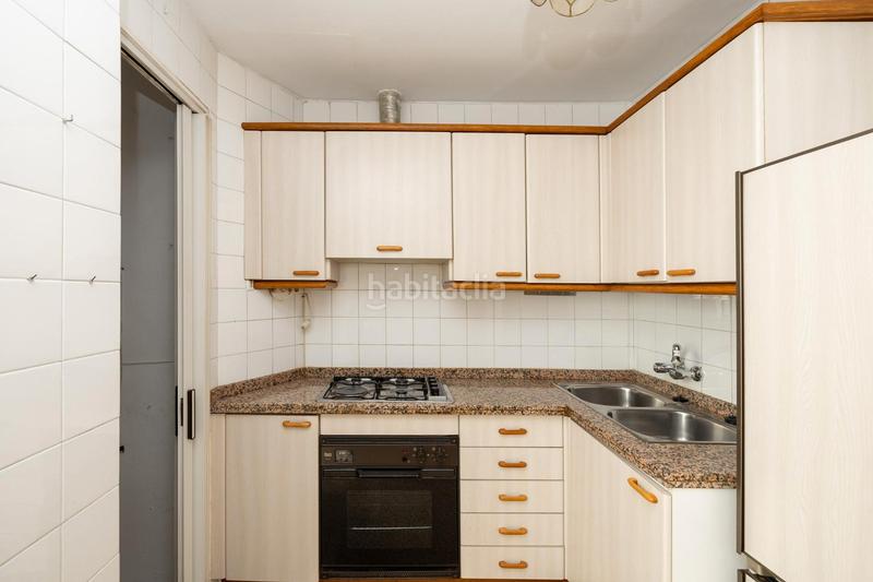 Foto 2a3b8bbc-fcf9-4d8d-b41f-c248f67ba5e8. Piso ¿le gustaría vivir en una piso con terraza junto al hospital de traumatología? ponemos a la venta este magnífico piso distribuido en Granada