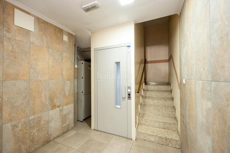 Foto 569ded67-a8fc-473c-bcd2-babbe635ea4b. Piso ¿le gustaría vivir en una piso con terraza junto al hospital de traumatología? ponemos a la venta este magnífico piso distribuido en Granada