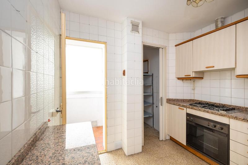 Foto 66b70e64-abc8-4a98-a2ea-e843397f609f. Piso ¿le gustaría vivir en una piso con terraza junto al hospital de traumatología? ponemos a la venta este magnífico piso distribuido en Granada