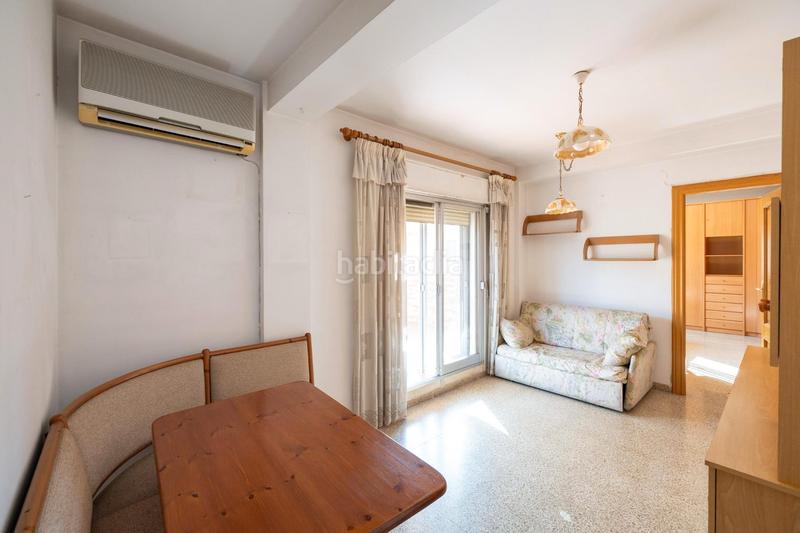Foto c3a0faf8-ea87-417f-a19a-e12223229937. Piso ¿le gustaría vivir en una piso con terraza junto al hospital de traumatología? ponemos a la venta este magnífico piso distribuido en Granada