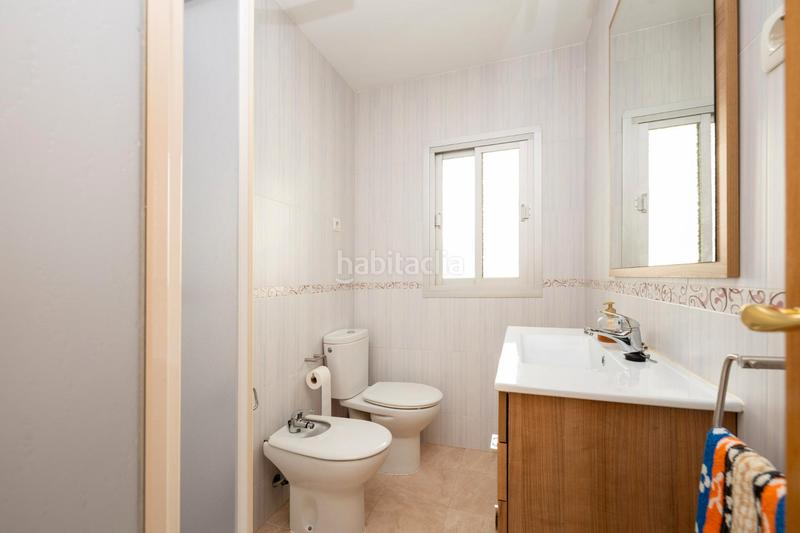 Foto c9268c01-c3e4-46a1-9f10-1543c54722ec. Piso ¿le gustaría vivir en una piso con terraza junto al hospital de traumatología? ponemos a la venta este magnífico piso distribuido en Granada