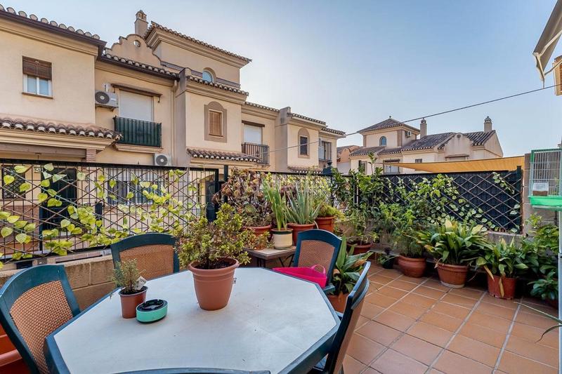 Foto 1e1dc755-b1f2-4c56-9b96-8990b2ff5549. Casa adosada encantadora vivienda en una de las zonas más demandadas , zona bellavista. cercana a múltiples servicios, a escasos minuto en Cájar