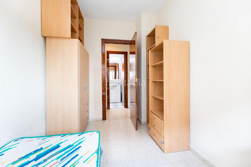 Foto 5e586366-c951-486c-ad3d-b6ffc15aab64. Piso ¡oportunidad única! vivienda situada junto a mondragones-traumatología, en la planta primera de un edificio en una zona privada y en Granada