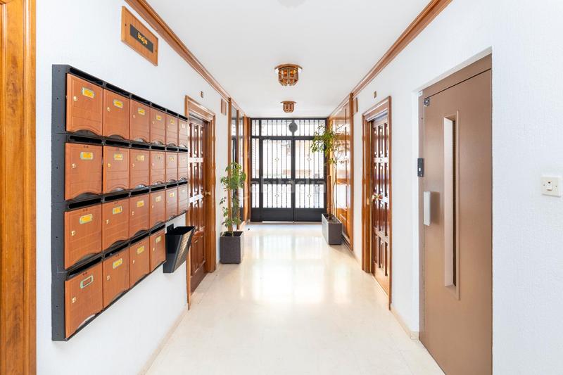 Foto f20202f3-a414-4400-9d6f-3bf2669e9aa9. Piso ¡oportunidad única! vivienda situada junto a mondragones-traumatología, en la planta primera de un edificio en una zona privada y en Granada
