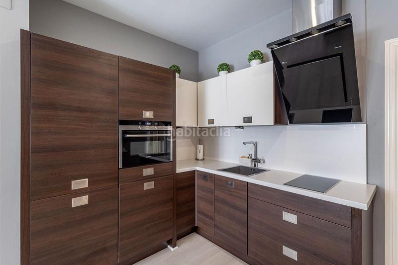 Foto 1a69ebd4-34a8-4b0f-a1d1-afe0300b1384. Piso bienvenido a tu nuevo hogar! piso ideal, en pleno centro . se trata de un apartamento en planta baja, en la calle san is en Granada