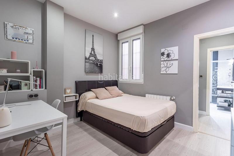Foto b44b7e15-ece4-4aae-b746-47c5cada02b9. Piso bienvenido a tu nuevo hogar! piso ideal, en pleno centro . se trata de un apartamento en planta baja, en la calle san is en Granada