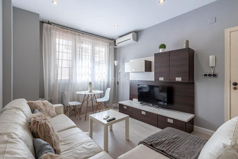 Foto d2a6dd1b-bcd3-433f-9dbc-95d8f4ffc7f3. Piso bienvenido a tu nuevo hogar! piso ideal, en pleno centro . se trata de un apartamento en planta baja, en la calle san is en Granada