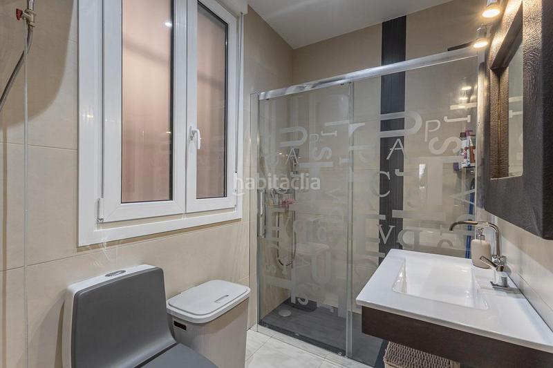 Foto fb895d4b-0a9f-4fed-851a-f880957e2b13. Piso bienvenido a tu nuevo hogar! piso ideal, en pleno centro . se trata de un apartamento en planta baja, en la calle san is en Granada
