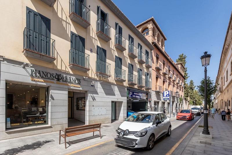 Foto 13a584f4-2d99-4005-adbb-8dd7f291eb0f. Piso situado en pleno centro , junto al monasterio de los jerónimos, rodeado de todos los servicios que puedas necesitar en t en Granada