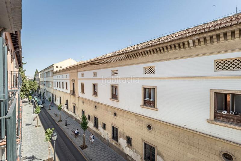 Foto f7c37d06-0cf8-4f5e-83a1-2f81c89d6ea8. Piso situado en pleno centro , junto al monasterio de los jerónimos, rodeado de todos los servicios que puedas necesitar en t en Granada