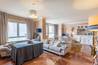 Piso  Plaza de las descalzas. Te presentamos un espectacular piso de 232 m² que combina amplit