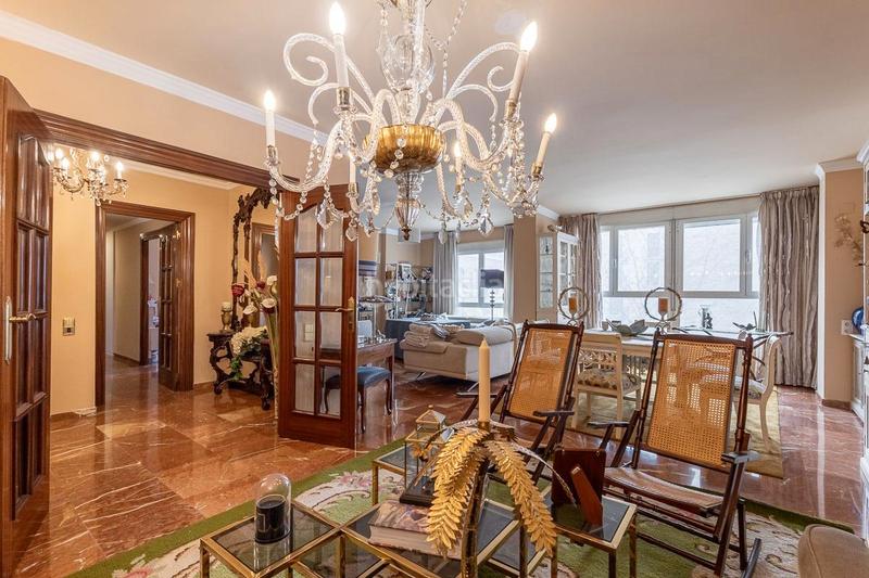 Foto aaa3a3da-be17-4258-b189-9998f0a0774a. Piso te presentamos un espectacular piso de 232 m² que combina amplitud, comodidad y luminosidad en cada rincón. este hogar, ideal para en Granada