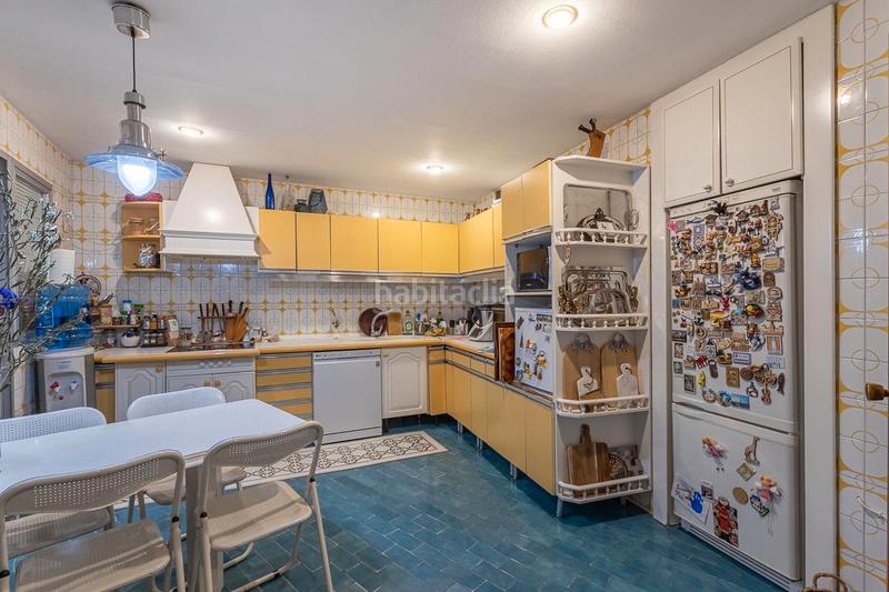 Foto c408a58c-097c-49e8-8410-d6608077ad93. Piso te presentamos un espectacular piso de 232 m² que combina amplitud, comodidad y luminosidad en cada rincón. este hogar, ideal para en Granada
