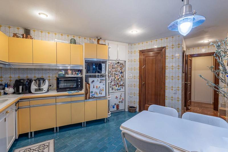 Foto f197fe1c-149f-45e8-8533-12c0801f0630. Piso te presentamos un espectacular piso de 232 m² que combina amplitud, comodidad y luminosidad en cada rincón. este hogar, ideal para en Granada