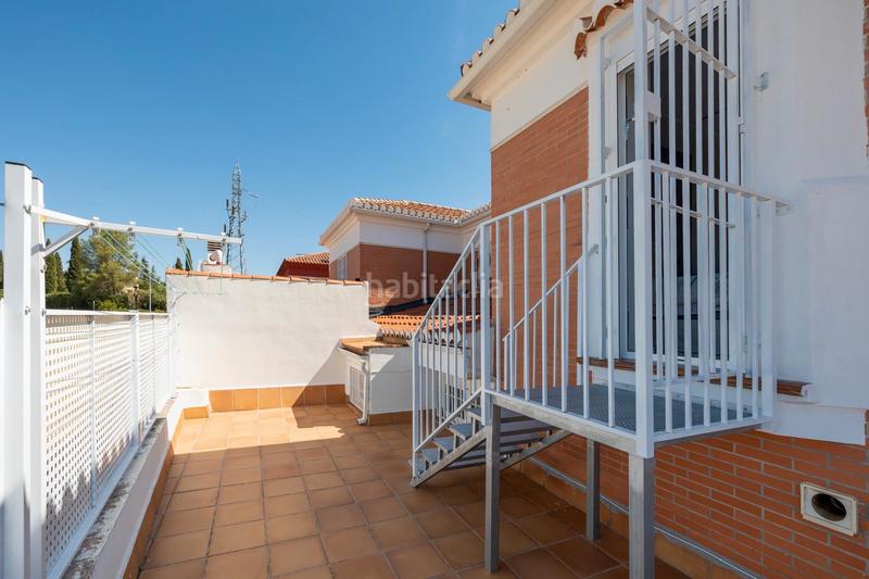 Foto 1e18ea6e-2b7c-490f-9773-a1fbcde79c30. Chalet imagina un refugio encantador, un chalet que se erige como un sueño hecho realidad, donde cada rincón respira romance y cercanía. en Albolote