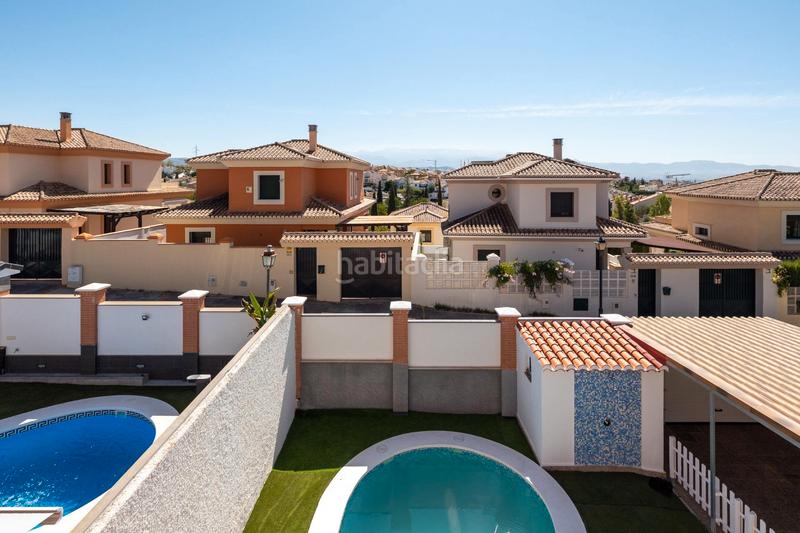 Foto 21f889ae-9a36-41c7-ae58-e6197e5a9fc7. Chalet imagina un refugio encantador, un chalet que se erige como un sueño hecho realidad, donde cada rincón respira romance y cercanía. en Albolote