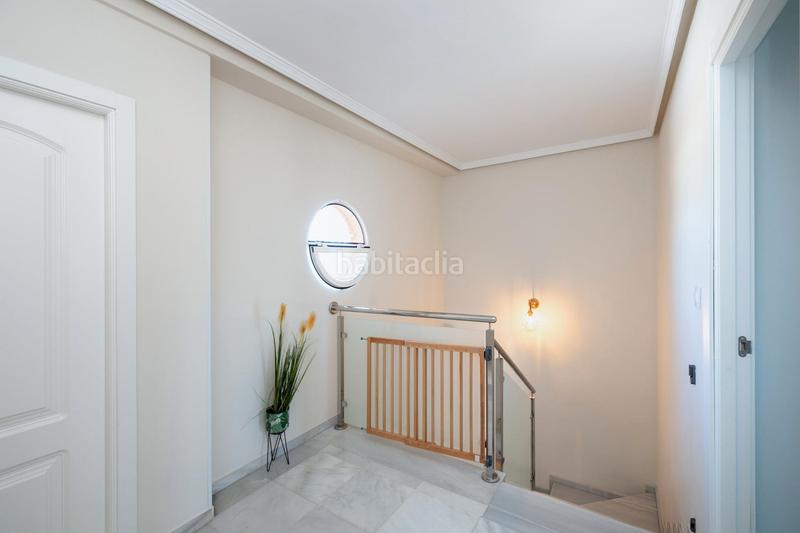 Foto 5043b99c-b941-40bc-9bad-528a9dda4095. Chalet imagina un refugio encantador, un chalet que se erige como un sueño hecho realidad, donde cada rincón respira romance y cercanía. en Albolote